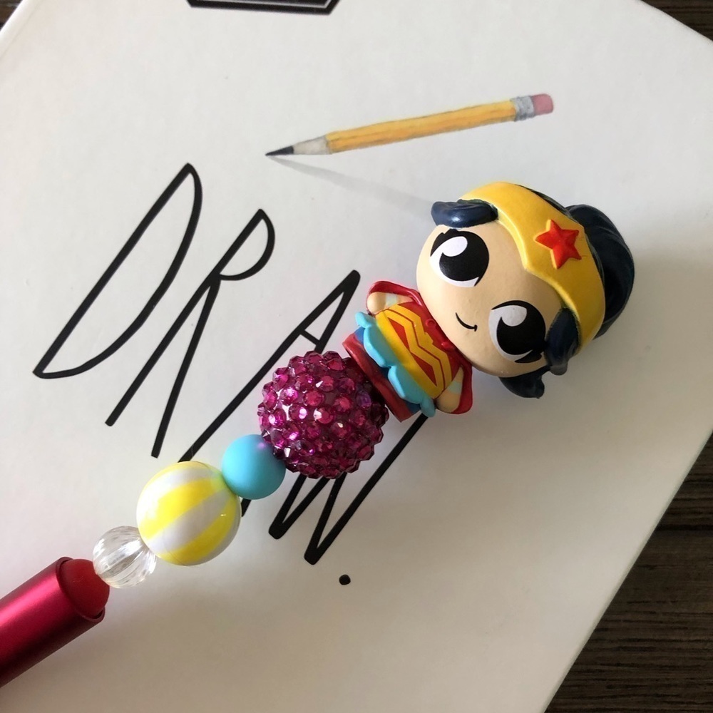 DC Comics: crib Wonder Women handmade beaded pen